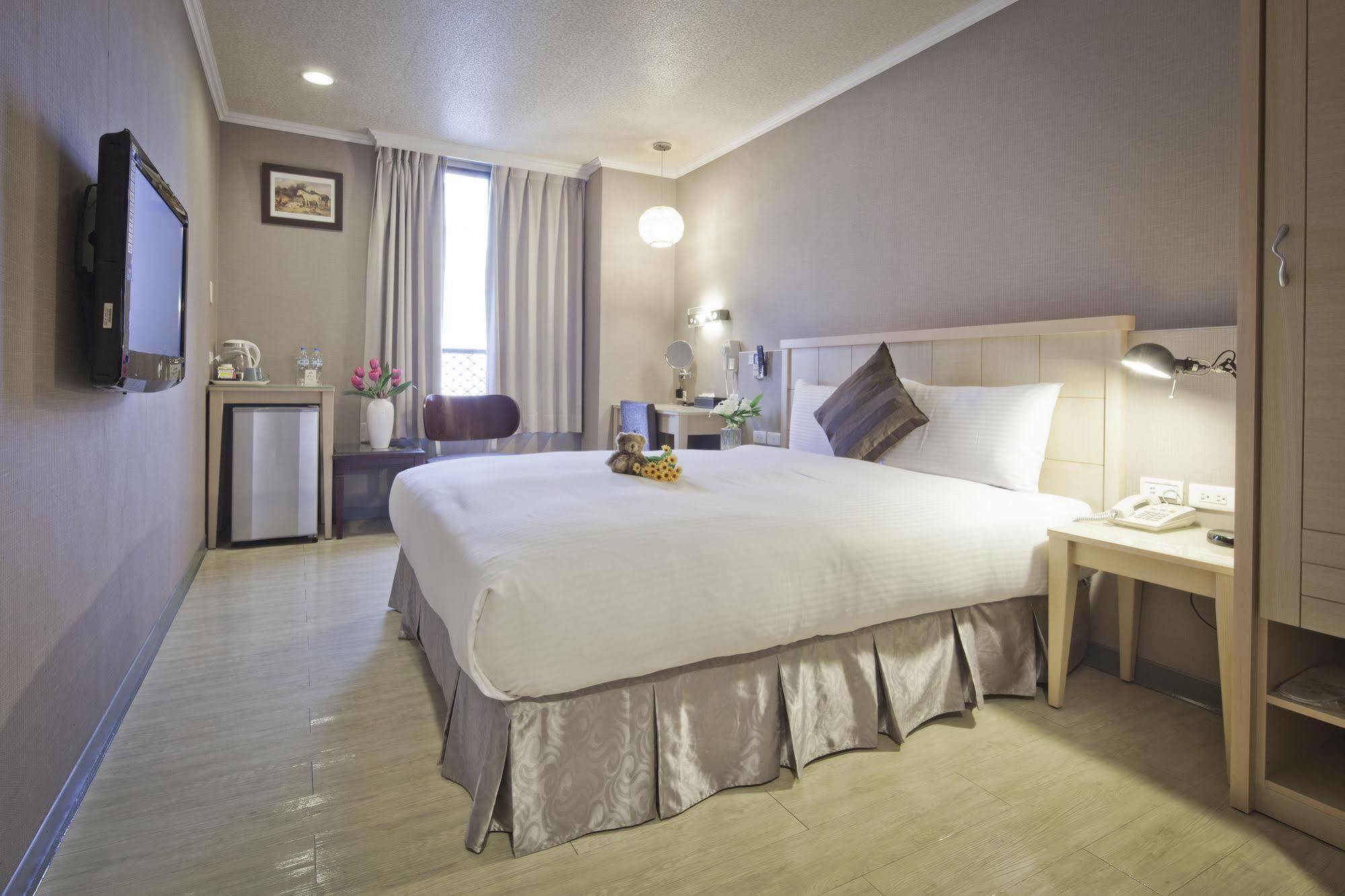 Just Enjoy Business Hotel Tainan Exterior foto